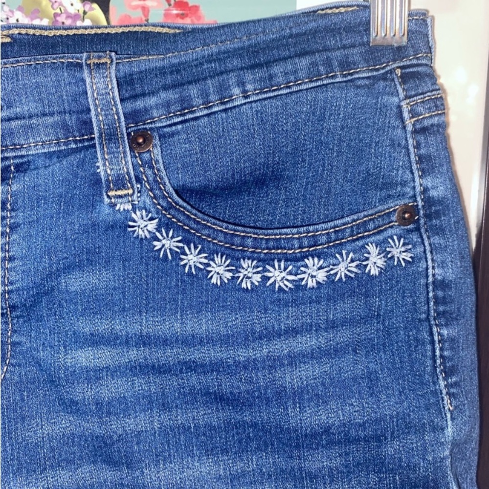 Levi’s Vintage Soft Jean Shorts Floral Stitch Detail Mid Rise Sz 29 - Picture 3 of 11